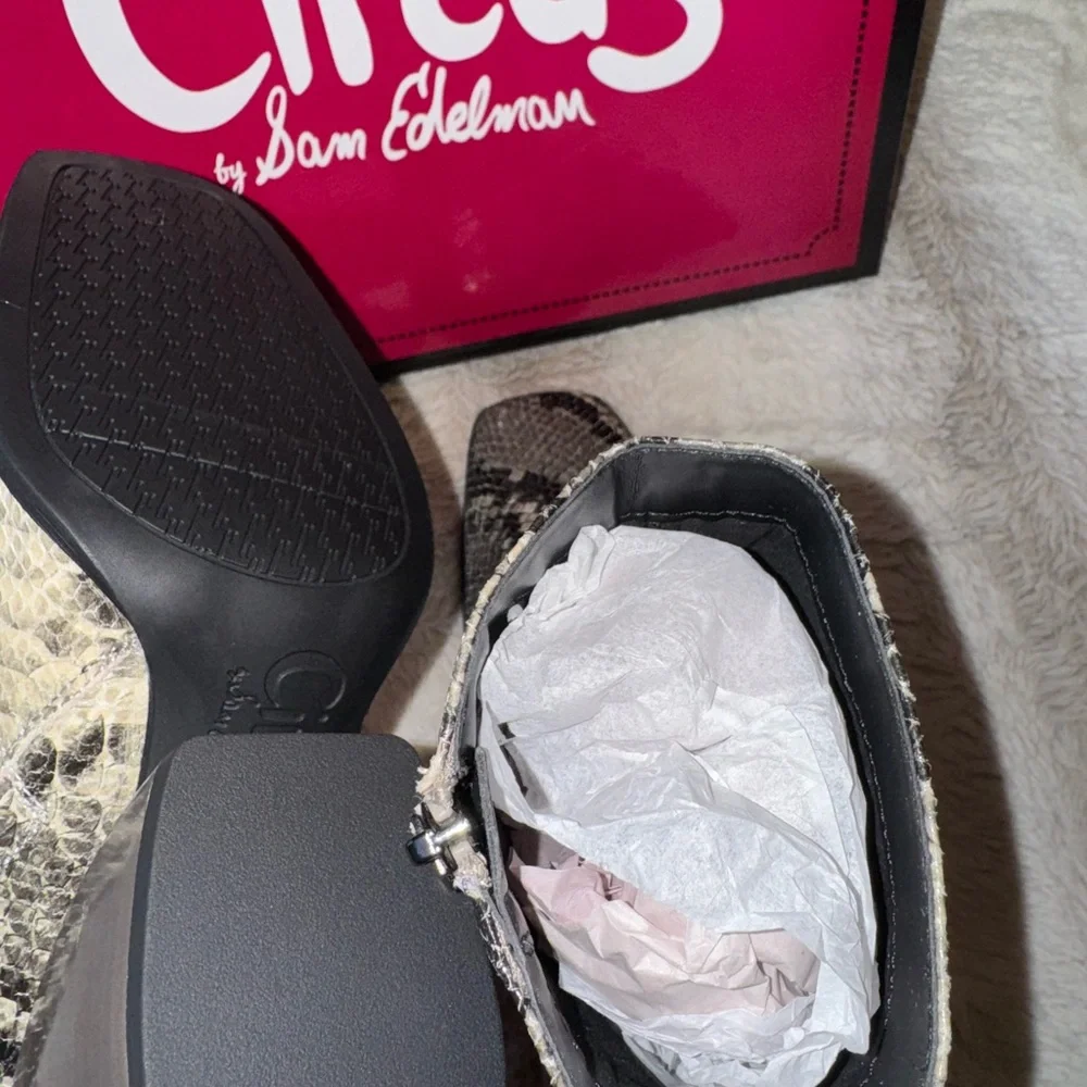 Circus by Sam Edelman Women’s Square Toe Zip-Up Booties